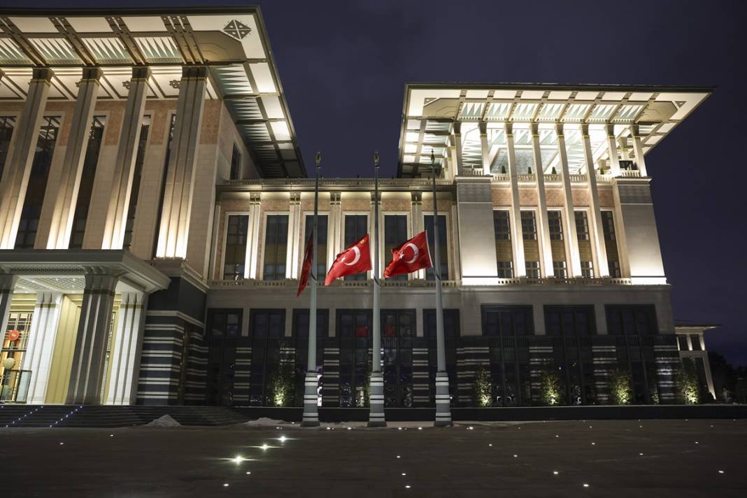 TBMM'deki bütün bayraklar yarıya indirilirken o bayrağa dokunulmadı! Bakın neden... 9